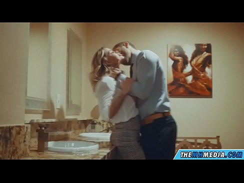 ❤️ Quando uma loira peituda o seduz numa casa de banho pública ❤❌ Sexo vídeo em nós ☑